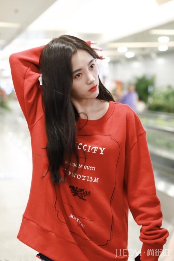 35岁黄圣依和24岁鞠婧祎同穿高筒袜，真嫩与装嫩的差别一目了然