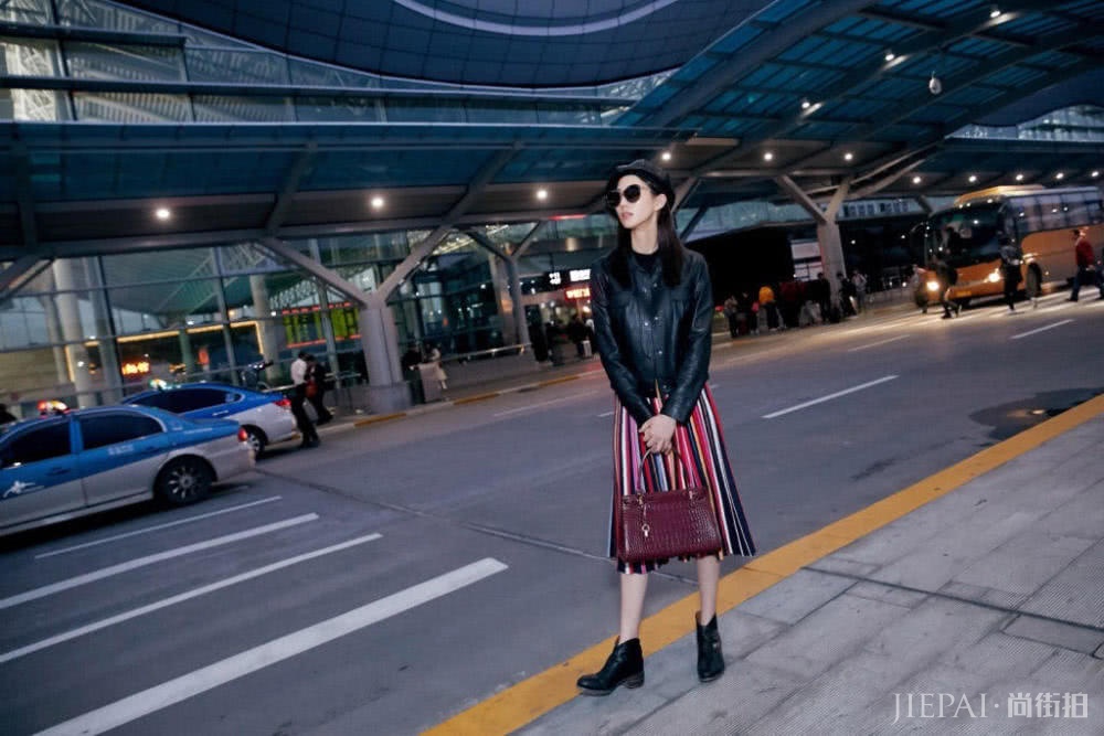 张钧甯街拍 “花布条”裙也能穿出甜美帅气感，气质脸蛋缺一不可