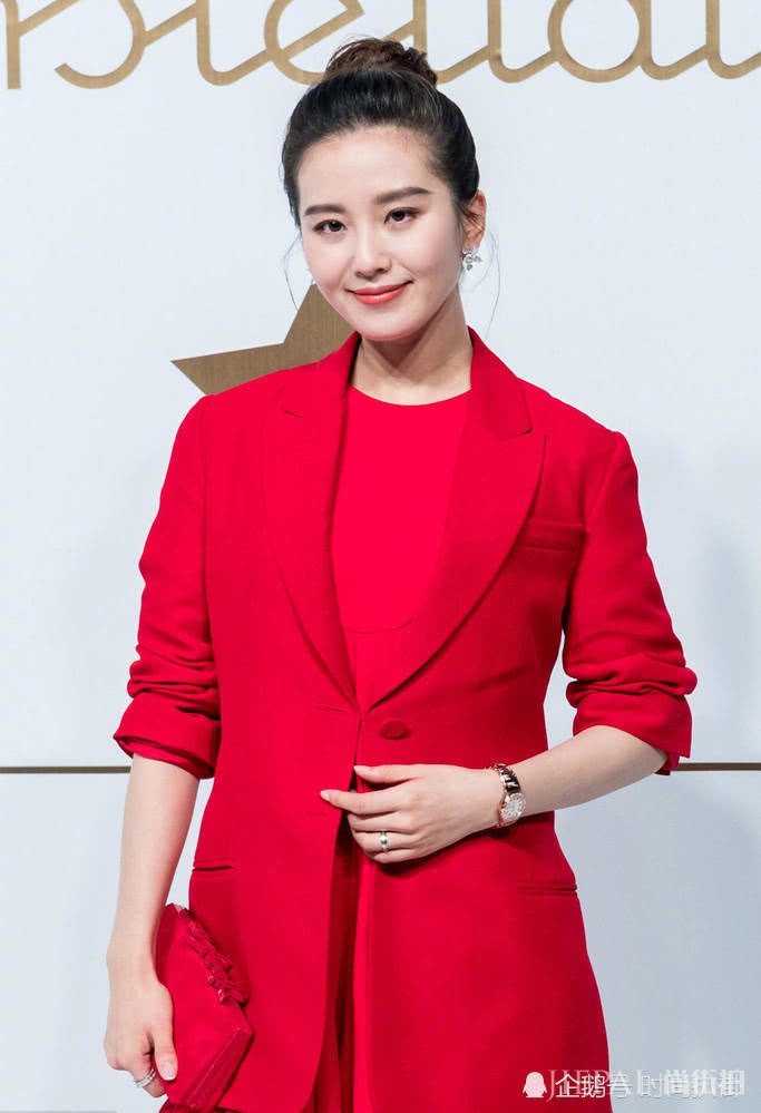 刘诗诗“闭关”四月后穿红色西装裙亮相,身材圆润女人味十足