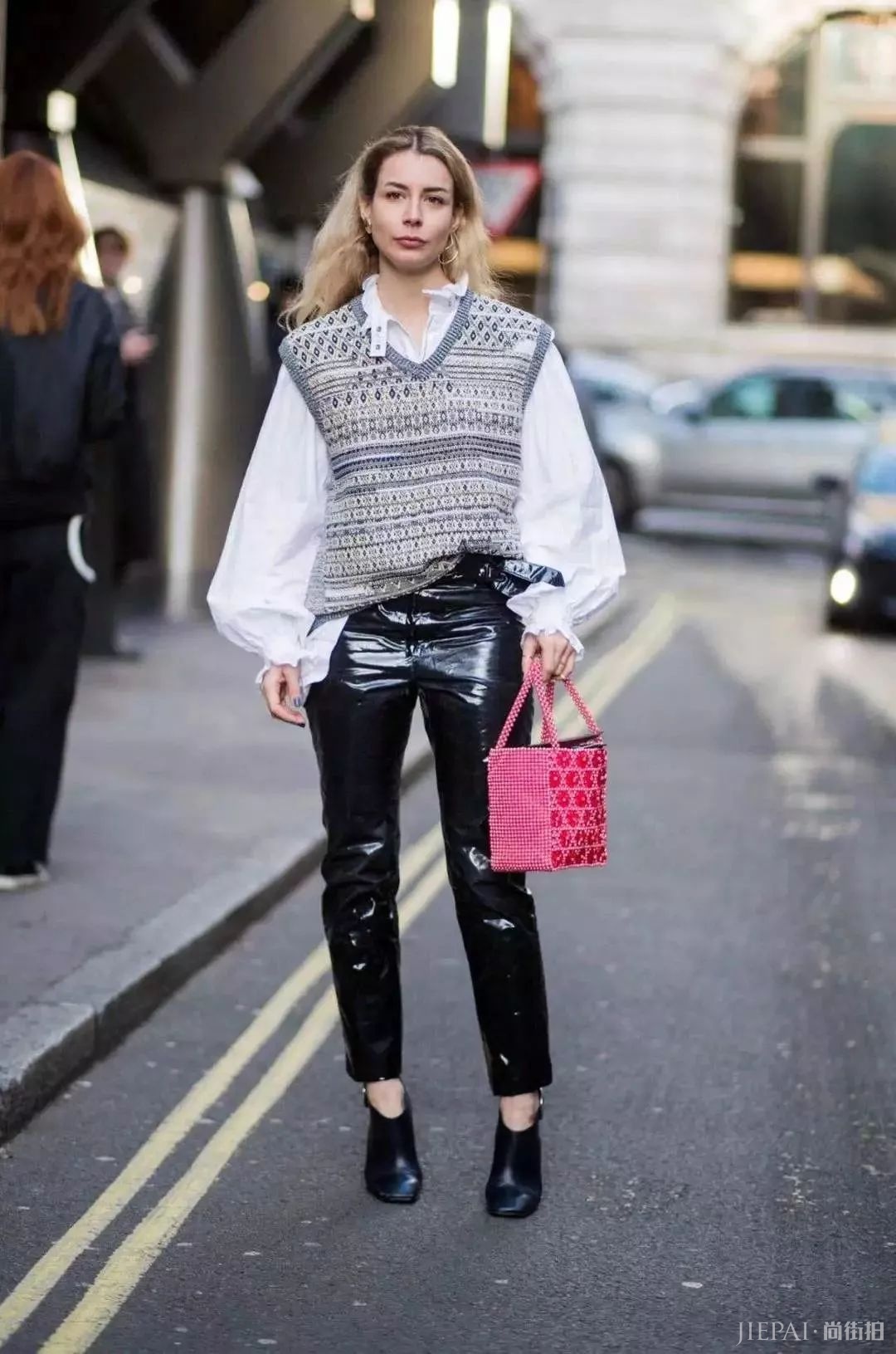 毛衣+半裙，毛衣+阔腿裤…保暖又时髦，从秋穿到冬的搭配！