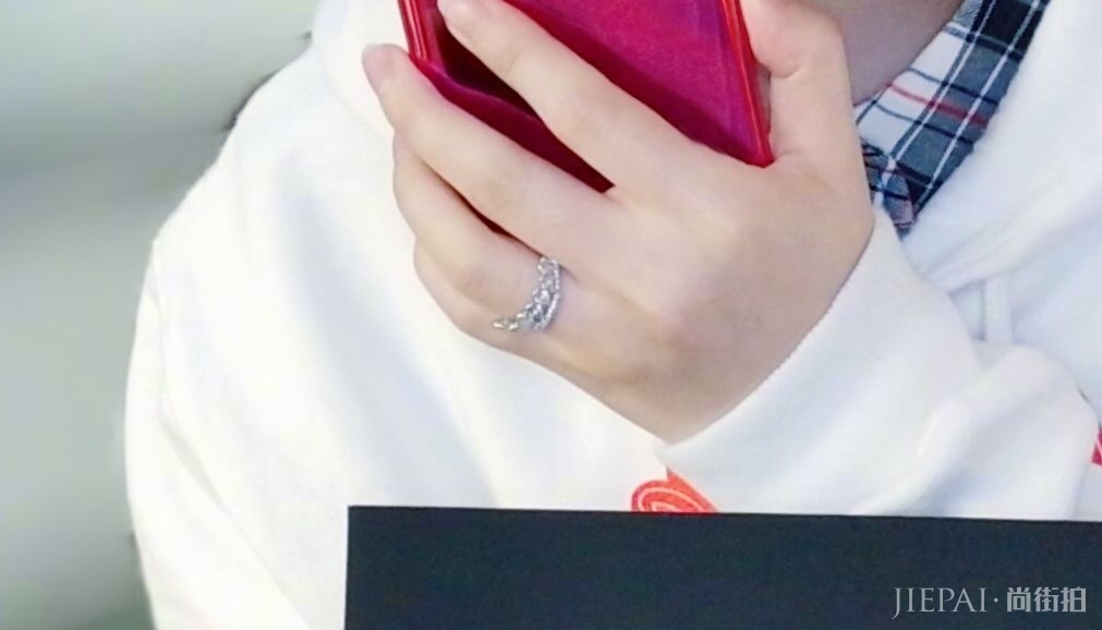 赵丽颖素颜晒婚戒，遮住了肚子，鼻子却暴露了一切