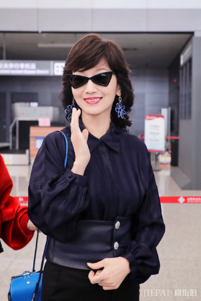 64岁赵雅芝与老公3套同色穿搭亮相,幸福满面,奶奶情侣装真美
