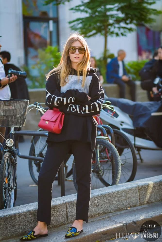 卫衣+牛仔裤=在2018秋冬街拍真的时髦炸了