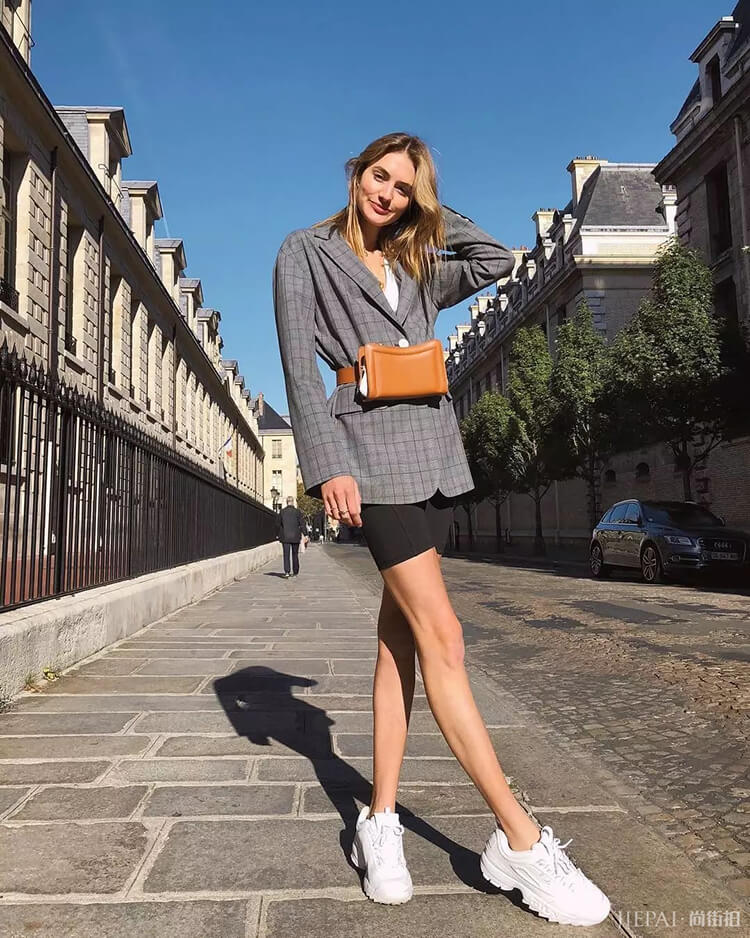 风衣+短裙！学会这几招搭配秋冬照样做腿精！！