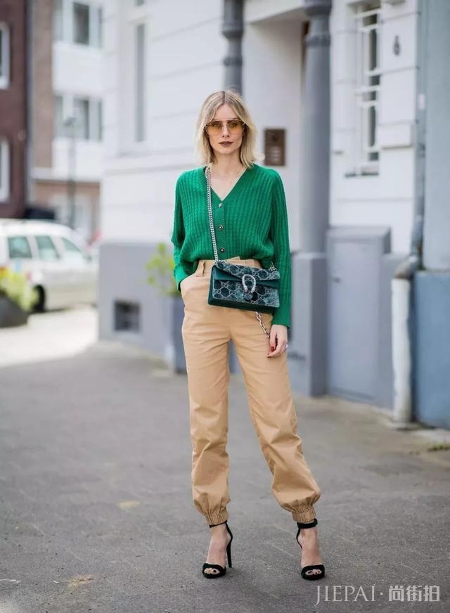 针织开衫怎么搭配，要这样穿才能不落俗套！