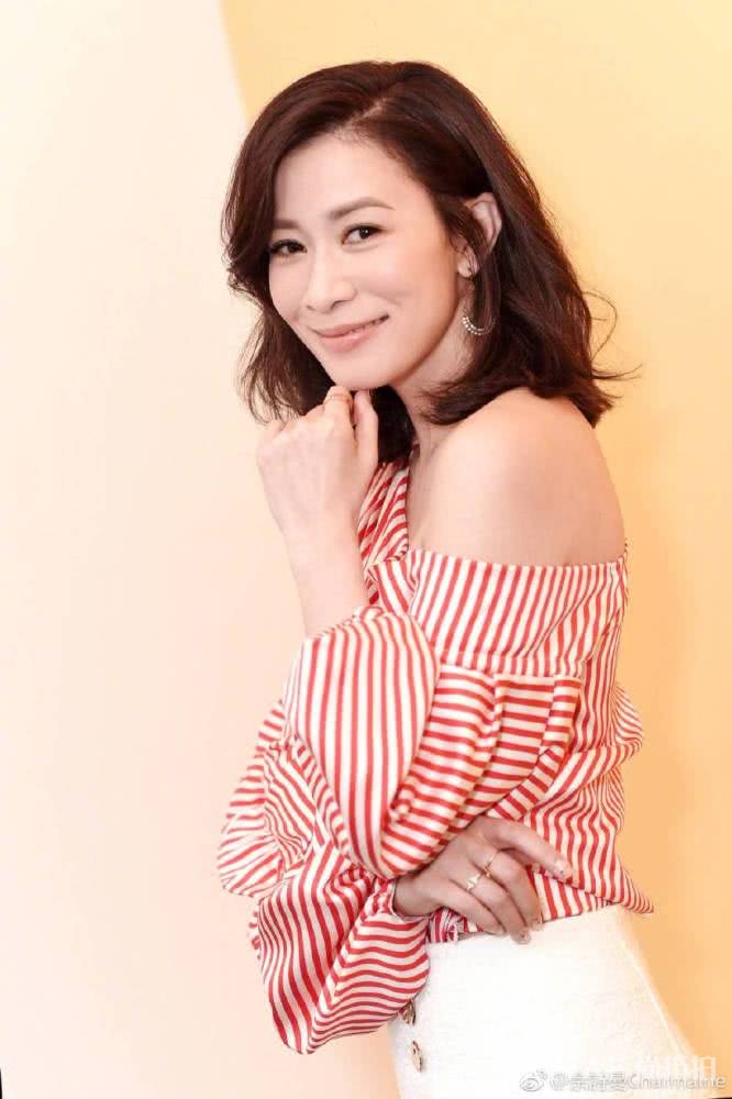 佘诗曼身穿火红色西服套装,皇后变霸道女王,满满时尚大片感