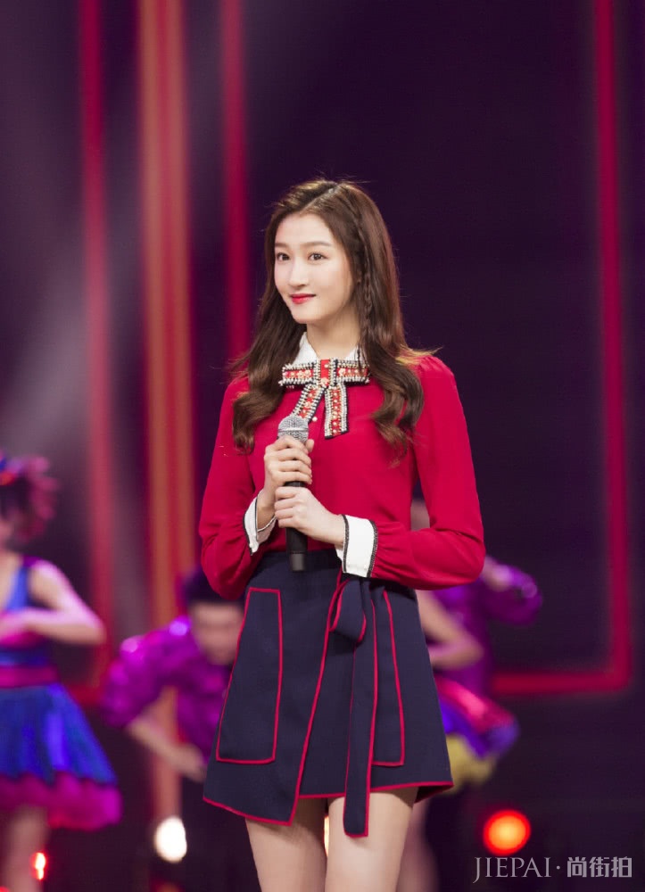173cm的关晓彤颜值高，红装配油发也能轻松驾驭