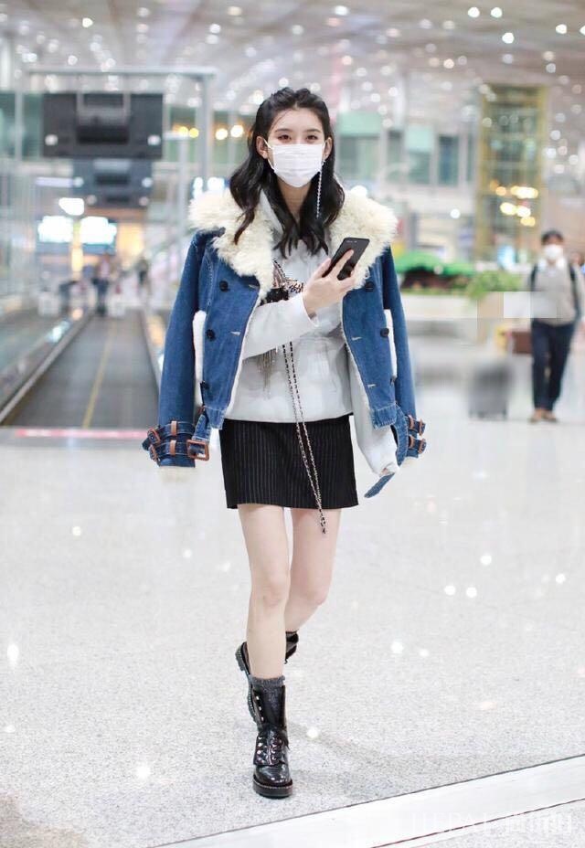 何穗现身机场，针织大衣搭配打底裤，超模也怕冷！