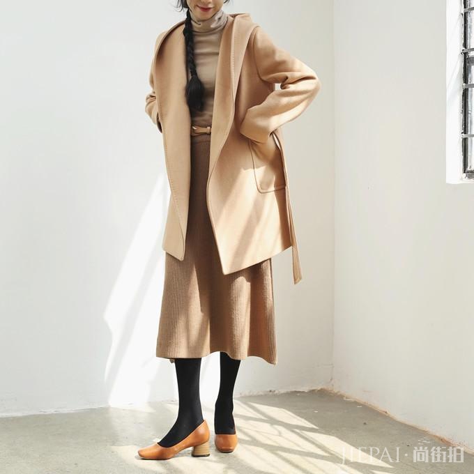 浴袍大衣成时尚街拍新宠,可该如何穿出正确姿势呢?