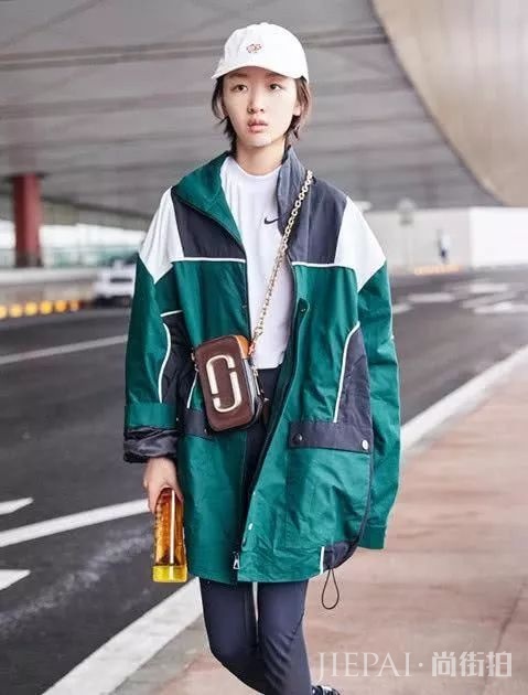 素颜出门的周冬雨这是多着急,袜子只穿一只?这样的时尚有点难懂