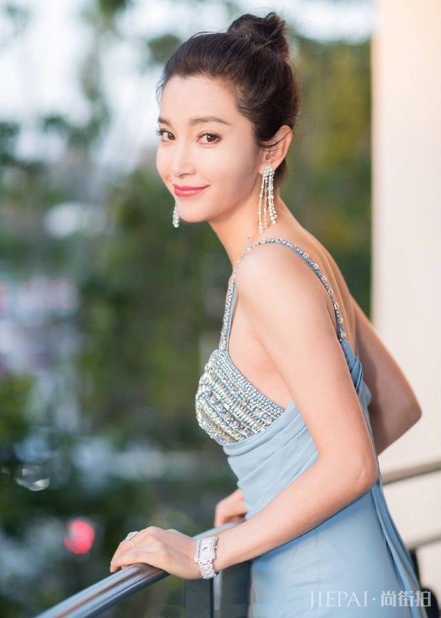 李冰冰一袭吊带蓝裙直接美回18岁，少女感依旧很惊艳