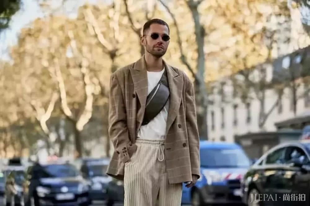 男人30岁穿西装才有范!但西装怎么穿有讲究,如果乱穿就会越穿越老