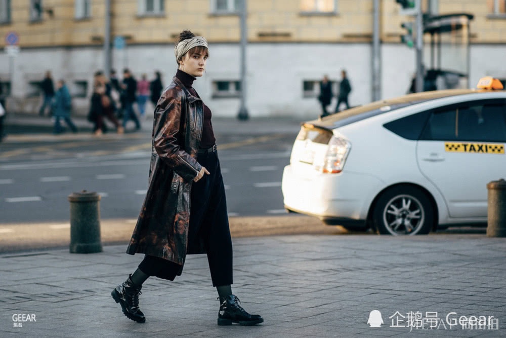 来自俄罗斯时装周的街拍搭配灵感！秋冬季的一抹亮色点缀