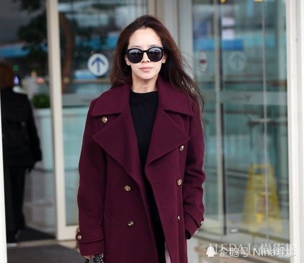 宋智孝素颜亮相，风衣配墨镜身材颜值秒杀无数女团小花