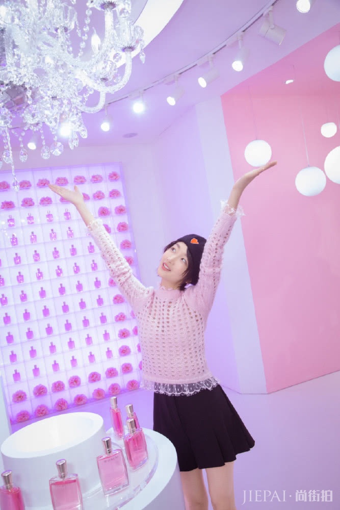 周冬雨穿粉色上衣+黑短裙现身，短发造型俏皮可爱