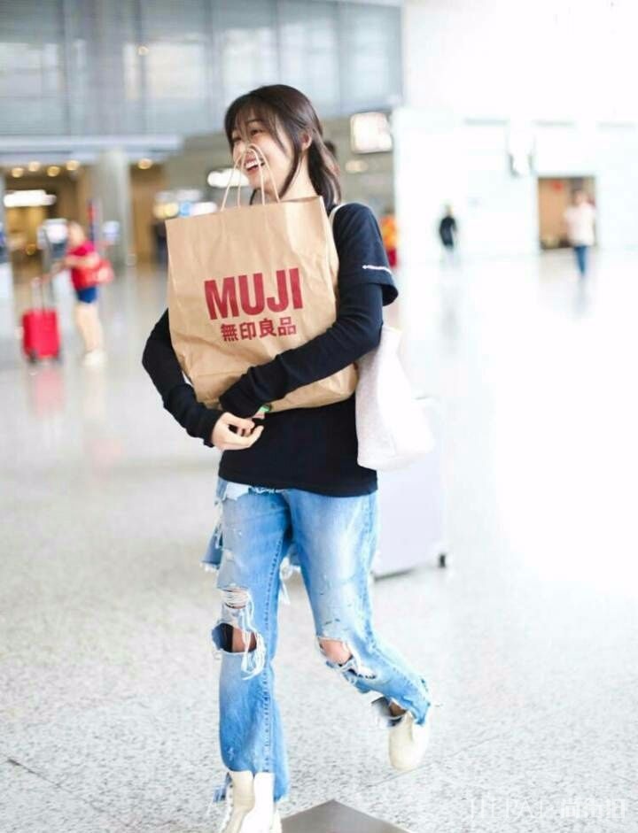 郑爽想突破自己尝试性感风格,没想到被她几万块的包抢镜了!