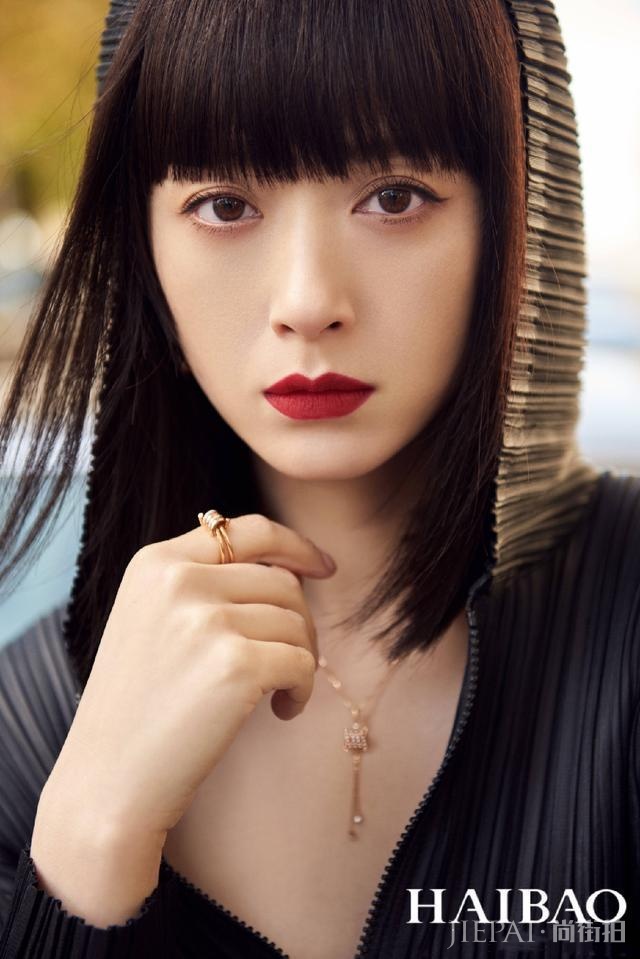 蒋欣总算换发型，软萌齐刘海配烈焰红唇又帅又美，焕然一新太惊艳