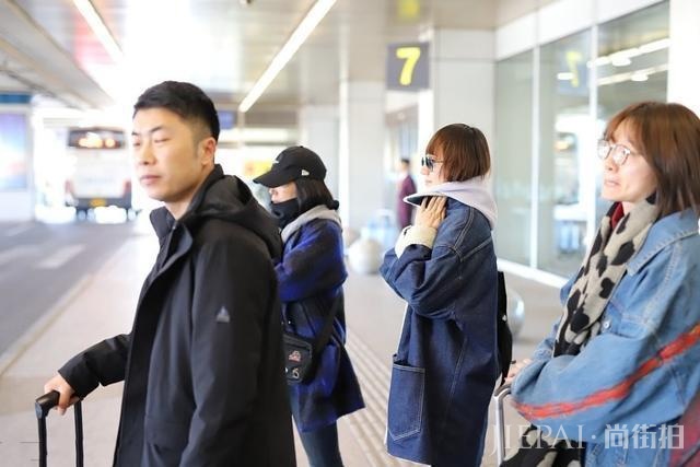 袁泉机场又穿牛仔大衣,这次只是换个内搭,却更减龄也更保暖了