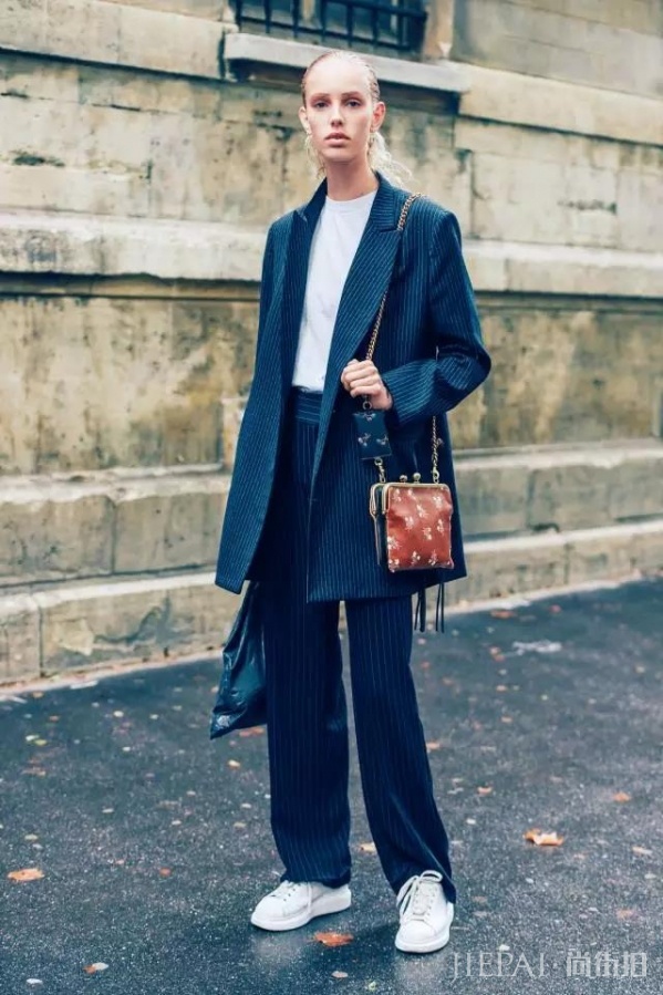 宽肩西装怎么搭配 最流行的宽肩西装你还穿得像奶奶
