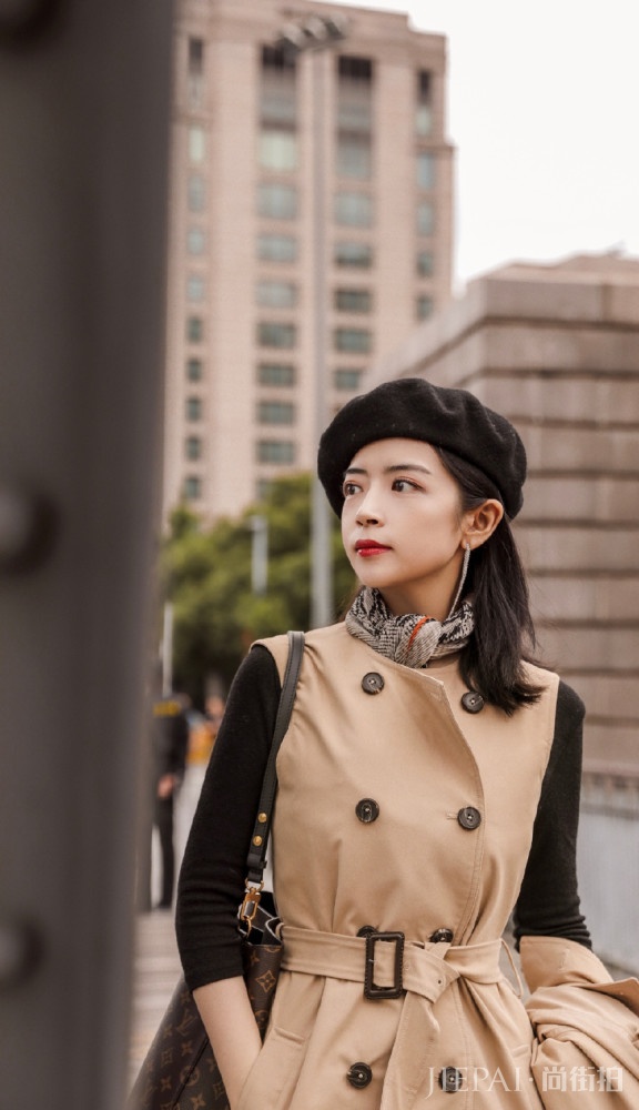 时尚博主教你个子160左右女生日常穿搭指南，用贝雷帽和卡其色风衣穿出时尚优雅