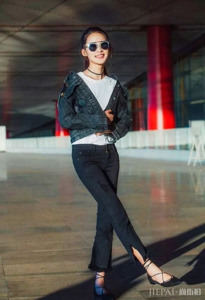 李沁性感蕾丝裙搭配帅气西装,网友:刚中带柔,真会穿!
