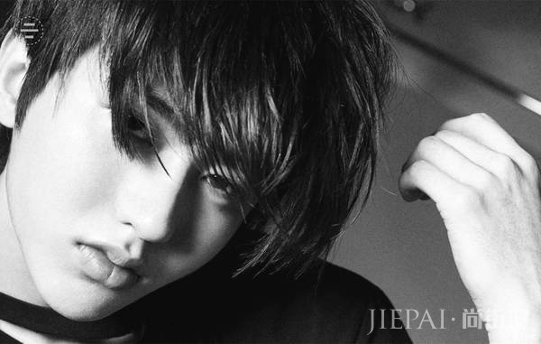 蔡徐坤全新时尚TRENDS杂志大片释出!尝试席勒妆前卫大胆!