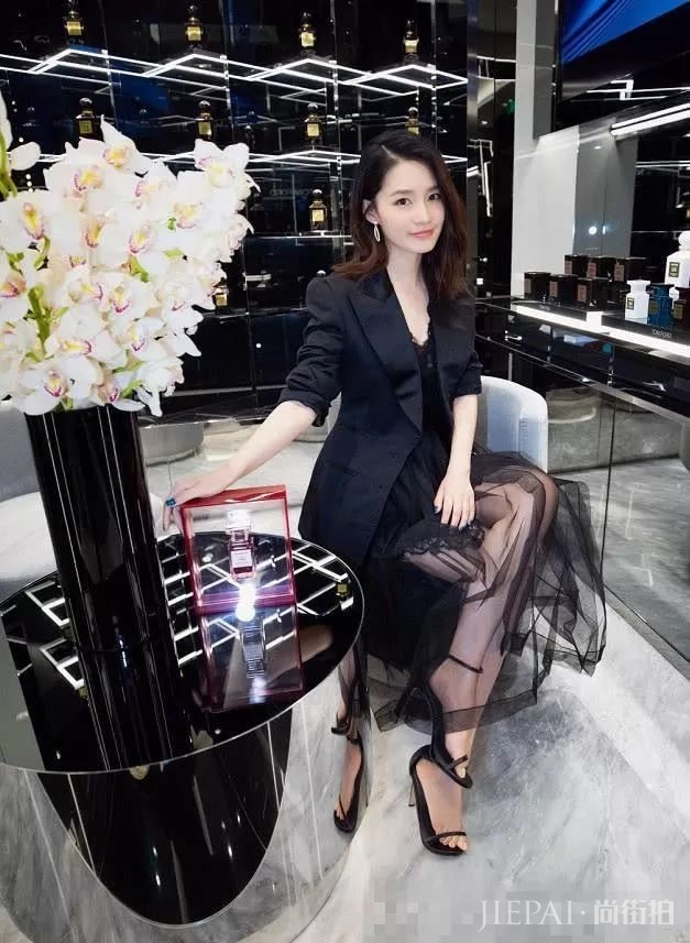 李沁性感蕾丝裙搭配帅气西装,网友:刚中带柔,真会穿!