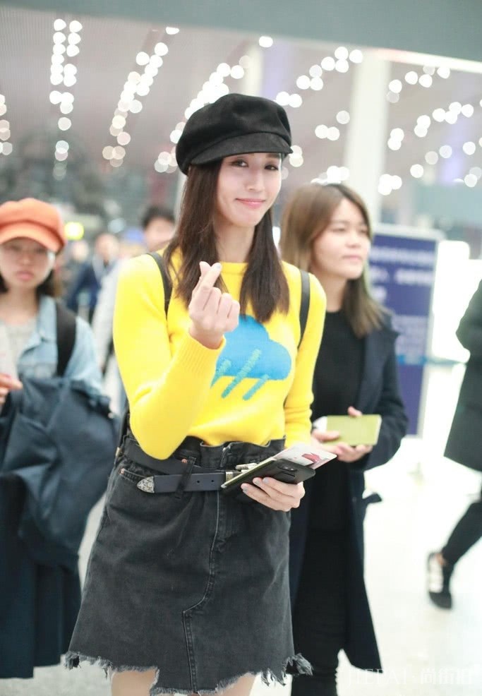 张钧甯改走少女路线了？穿黄毛衣，简直嫩炸了