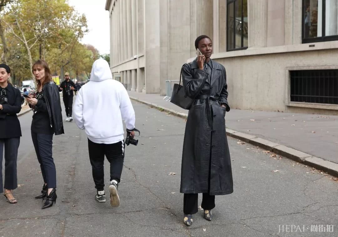 复古风盛行的当下，看欧美明星和街头潮人背这样的包包更出彩