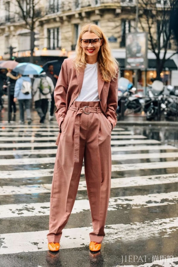 秋冬同色系衣服搭配?最气质的穿搭!