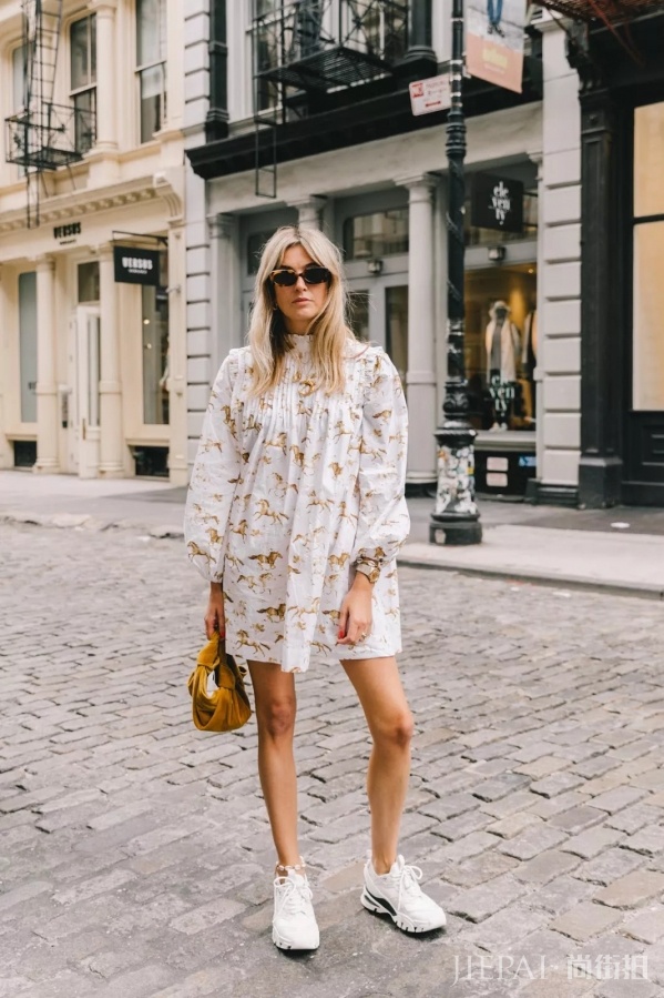 街拍潮人秋季长袖连衣裙搭配 这些美美的裙子怎么搭都好看