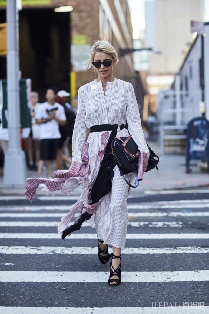 秋天想要慵懒的时尚 街头潮人教你用一条百搭衬衫裙搞定