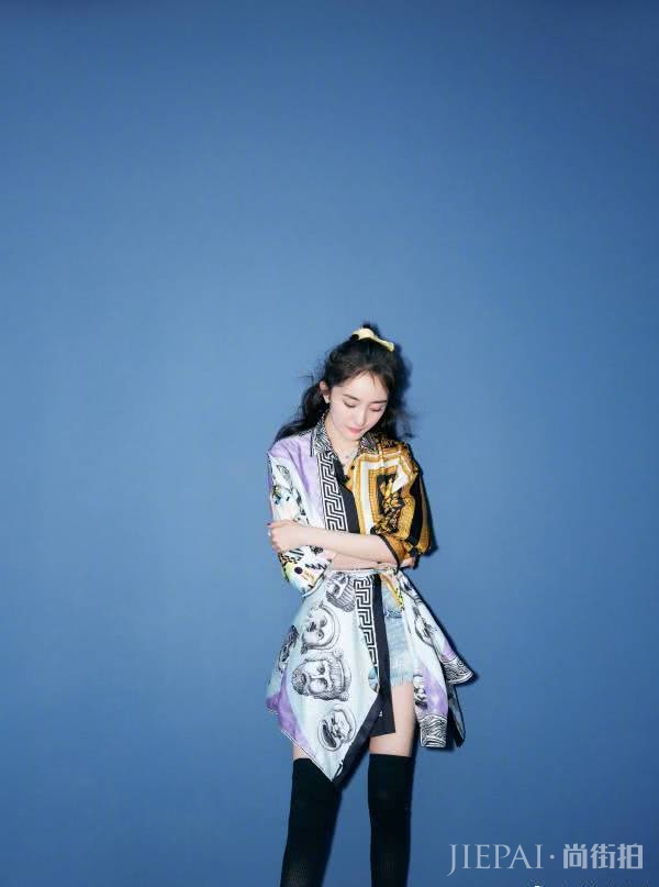 32岁杨幂硬穿出了18岁的样子!白色短袖+黄色吊带裙,真美