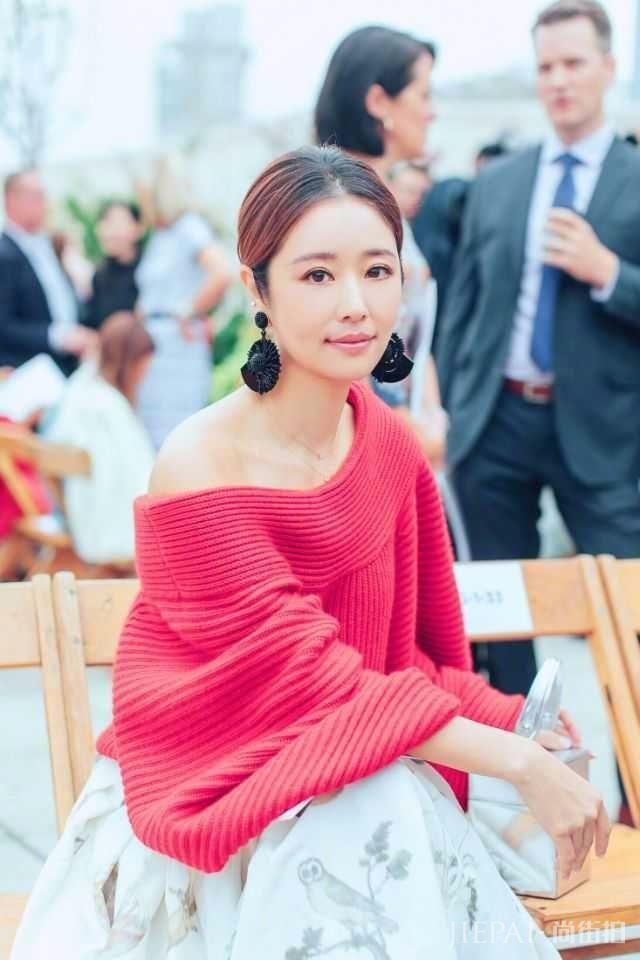 林心如现身活动,大秀“时尚感”,网友:看不懂这露肩毛衣!