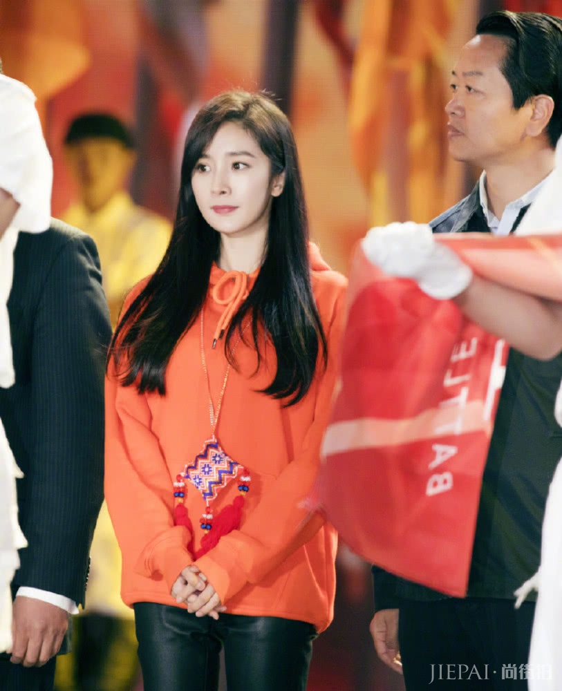 杨幂长发造型性感大方，短发造型青春靓丽，还是长发更好看