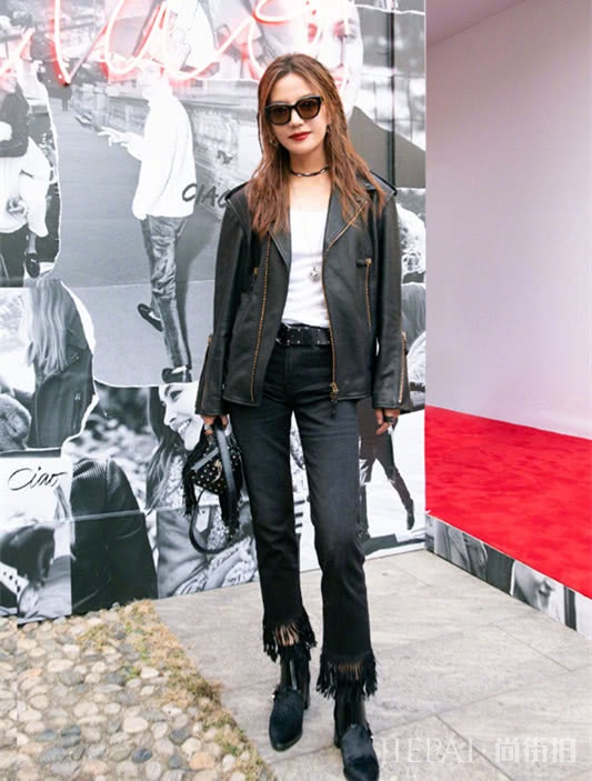 小燕子赵薇减肥成功，重返18岁，越来越会穿衣打扮了