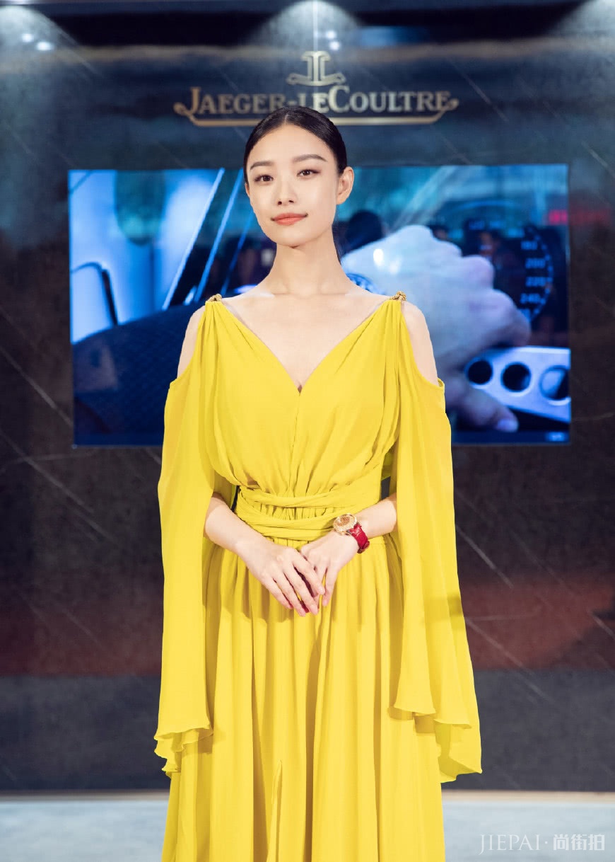 30岁倪妮气质感真好，编发造型西服搭配格子裙穿搭，少女感爆棚