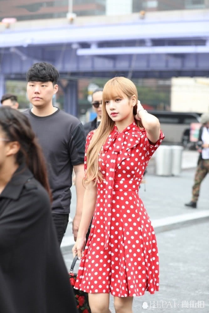 LISA真会穿衣,跳舞穿满大街的衬衫牛仔也能穿出18岁少女感