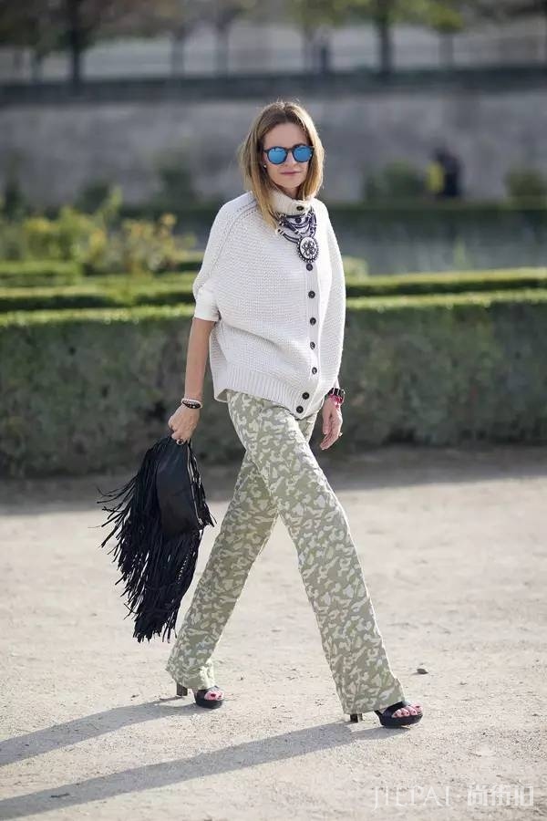 欧美街拍 看潮人冬天穿毛衣戴项链，气质迷人又保暖