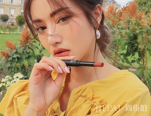 为了睡觉每天上班踩点出门 10分钟教你徒手搞定妆容