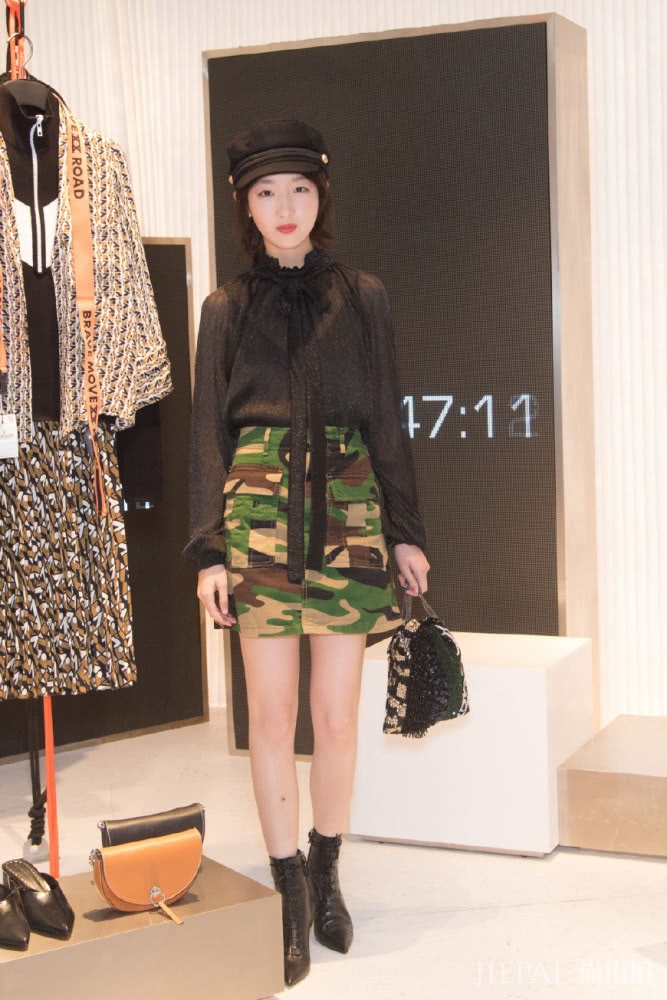 26岁周冬雨越来越会穿衣？最新装扮透视装+迷彩短裙酷感十足，越来越美了