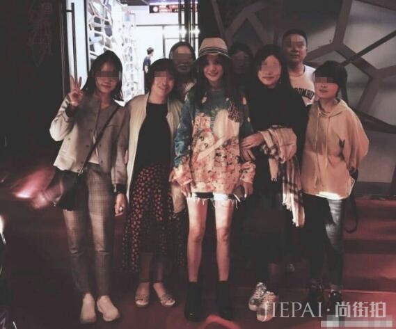 赵薇竟一天比一天瘦,路透照惊呆网友:好细的筷子腿