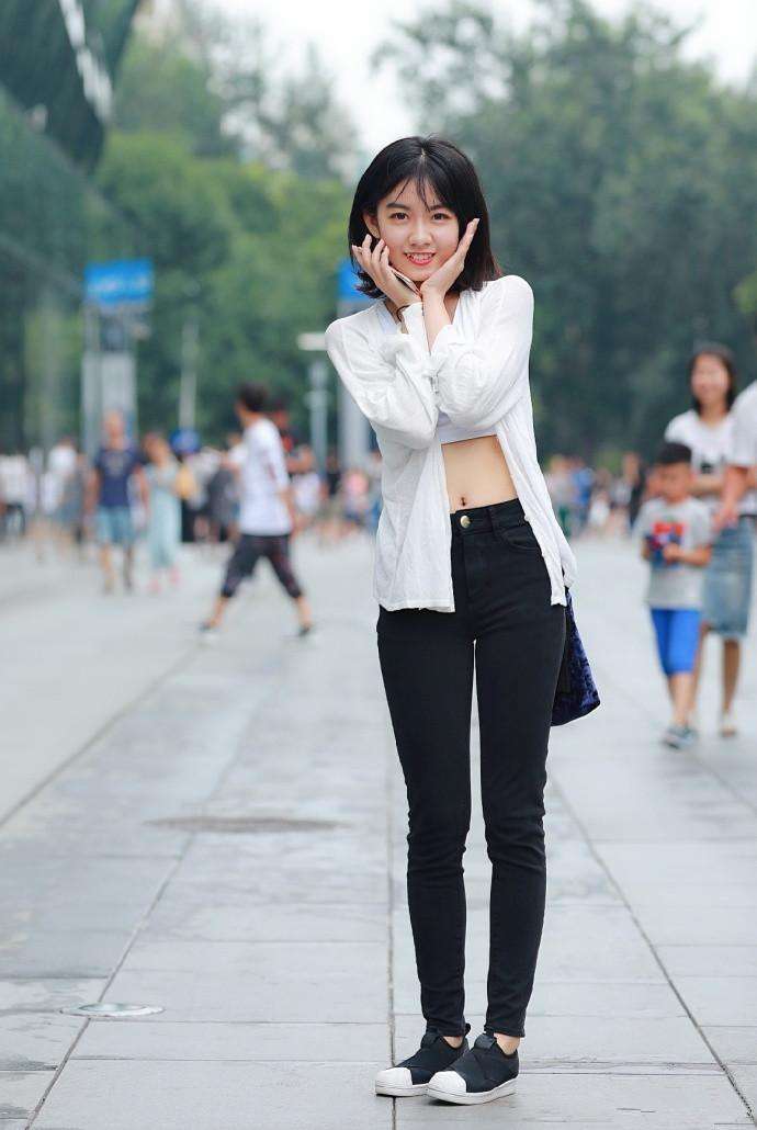 国内街拍: 回眸一笑生千媚, 虎牙小美女超可爱, 让人心都融化了