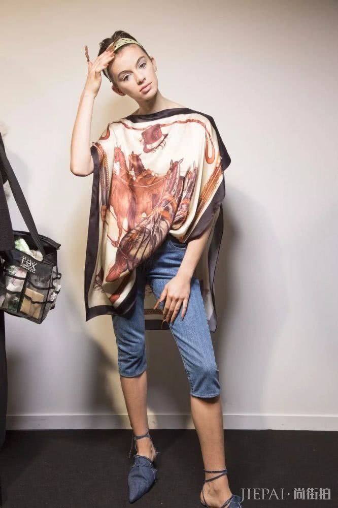 穿衣配丝巾,四两拨千斤 喜欢丝巾的同学来看看这份最全的丝巾搭配攻略吧