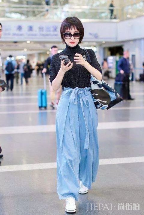 吴昕机场街拍,终于找到最适合小粗腿的裤子了,走起路来拉风!