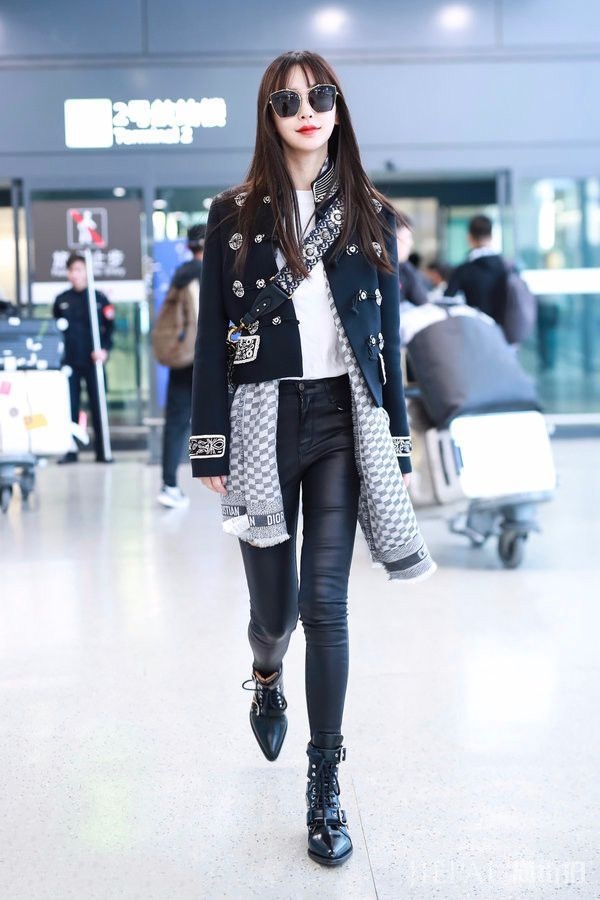 杨颖解锁了围巾新搭法，我还以为是穿了一件风衣？