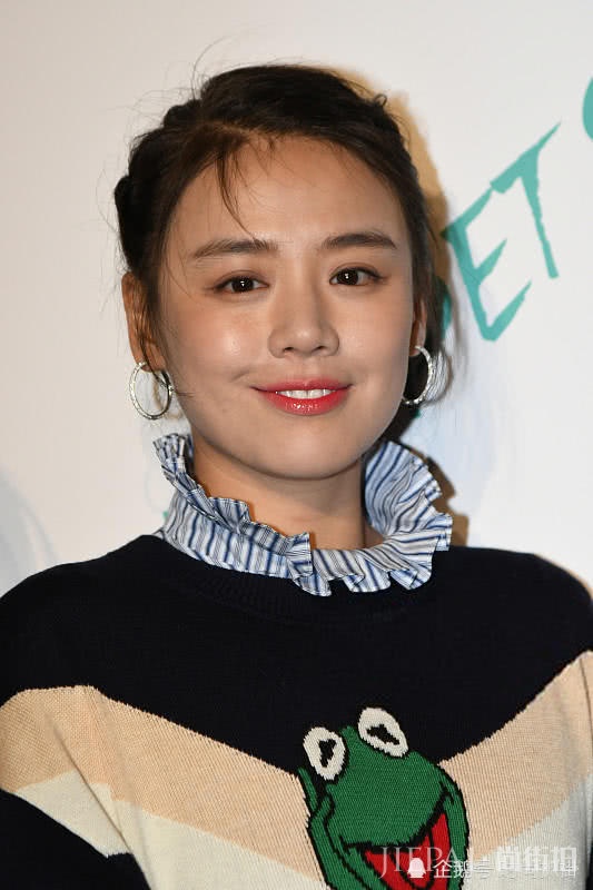 马思纯 穿“青蛙装”的她真好看