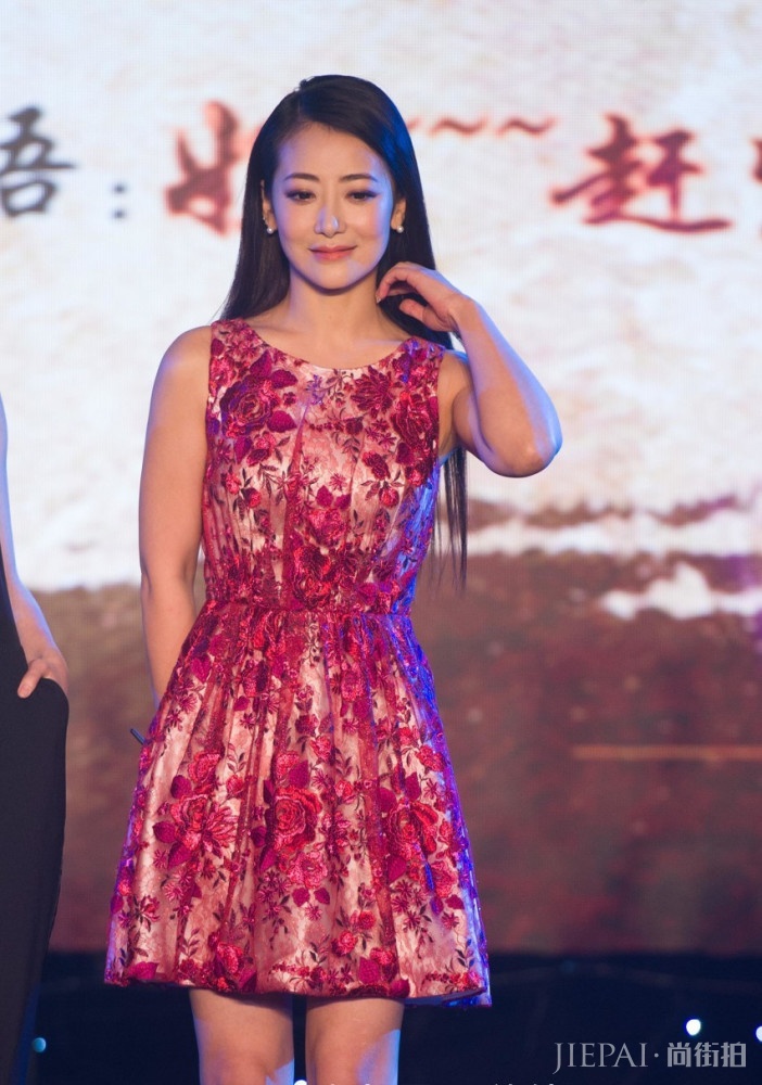陈紫函换发型了,新款“陈式凌乱”发型时髦显嫩,这次美得惊艳