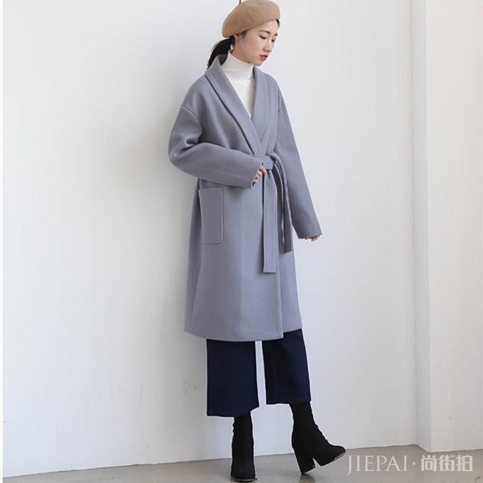 浴袍大衣成时尚街拍新宠,可该如何穿出正确姿势呢?