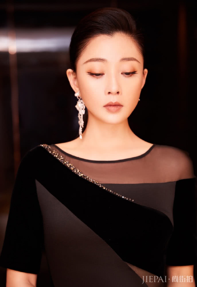 殷桃造型性感大方，一身连衣裙气场全开，但最大的亮点却是发际线